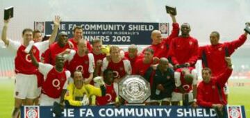 2002. Wenger y el Arsenal consiguen la Charity Shield tras ganar al Liverpool 1-0.