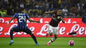 Jeison Murillo y Carlos Bacca durante el cl&aacute;sico entre Inter y Milan.