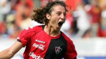 El mexicano celebra 10 años como futbolista profesional; aquí te presentamos los tantos más bellos que ha conseguido a lo largo de su carrera.