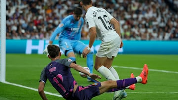 MADRID, 21/09/2024.- El delantero del Espanyol, Jofre Carreras, tras rematar ante el guardameta belga del Real Madrid, Thibaut Courtois, en la jugada que ha significado el primer gol del equipo españolista durante el encuentro correspondiente a la sexta jornada de Laliga EA Sports que disputan hoy sábado Real Madrid y Espanyol en el estadio Santiago Bernábeu, en Madrid. EFE / Kiko Huesca.