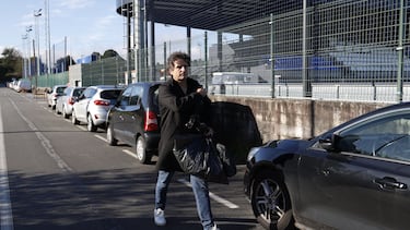 Idiakez, con sus pertenencias en una bolsa de basura tras su destitución al frente del Deportivo.