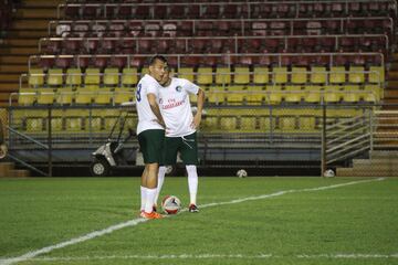 Arango haciendo el saque inicial.