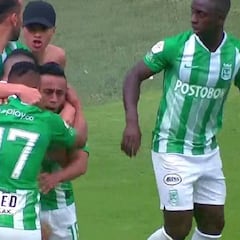 Hincha del Medellín entra al campo e insulta a Hernán Barcos