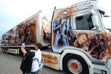 Un fan se toma una selfie frente a un camión, pintado como homenaje al cantante francés Johnny Hallyday (1943-2017) durante un concurso de camiones decorados.