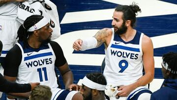 Ricky Rubio habla con sus compa&ntilde;eros durante un partido de la NBA de Minnesota Timberwolves.