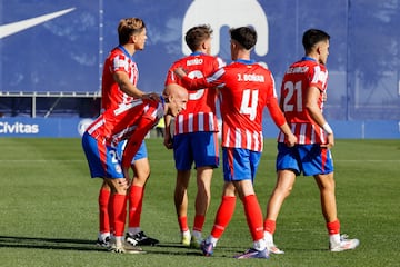 Los jugadores del Atlético celebran el gol de Mollejo al Mérida. 