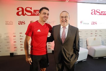 Xavi Hernández visitó la presentación de AS Arabia. En la foto, posa con Alfredo Relaño (Director de As).

