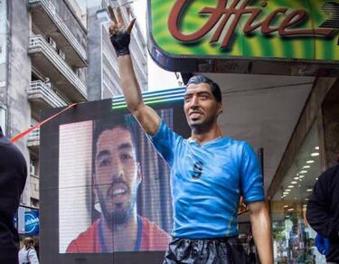 Luis Suárez statue unveiled in his hometown of Salto