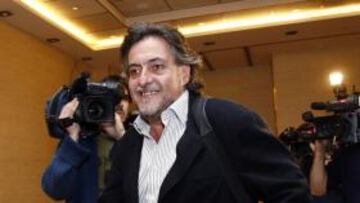 <b>ONCE TEMPORADAS Y UN TÍTULO DE COPA</b>. Pepu estuvo once temporadas al frente de Estudiantes. El madrileño debutó en la ACB en diciembre de 1994, sustituyendo a Miguel Ángel Martín. Con él, el club colegial conquistó la Copa del Rey de Zaragoza (2000) y fue subcampeón de la Korac (1998-99) y de la ACB (2003-04).