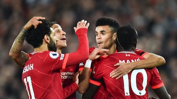 Liverpool (United Kingdom), 19/04/2022.- Sadio Mane (R) of Liverpool celebrates with teammates Mohamed Salah (L), Thiago (2-L) and Luis Diaz (2-R) after scoring the 3-0 goal during the English Premier League soccer match between Liverpool and Manchester United in Liverpool, Britain, 19 April 2022. (Reino Unido)