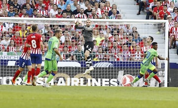 Pau López atrapa el balón. 