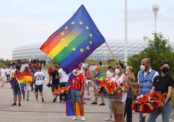 Múnich tiñe la Eurocopa de arcoíris