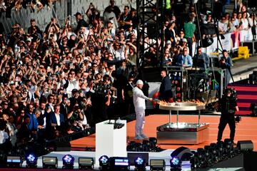 El rapero francés Julien Mari, Jul, encendió el pebetero de los relevos de la antorcha olímpica y paralímpica, diseñado por Mathieu Lehanneur, durante la ceremonia de llegada de la llama al Vieux-Port (Puerto Viejo) de Marsella como parte de su viaje antes de París. Jul es el mayor vendedor de discos de la historia del rap francés.