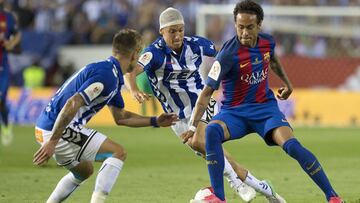 Neymar controla un balón durante la final de Copa del Rey 2017 entre el Barcelona y el Alavés.