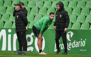 Rubén Alves dio el susto al final del entrenamiento por una pequeña torcedura de tobillo, pero no le impidió acabar la sesión.