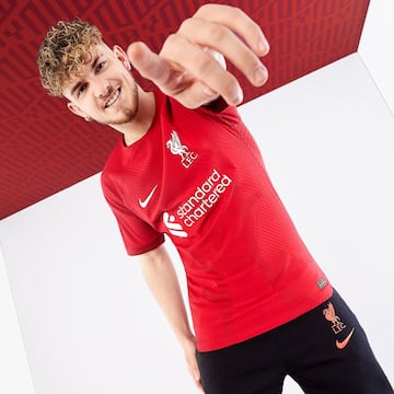 Liverpool presentó su nueva camiseta para la temporada 2022/23.