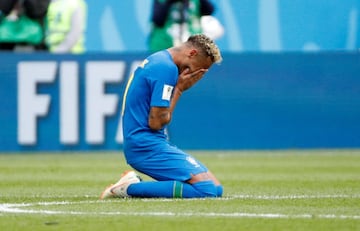 Neymar cayó emocionado en el césped tras el pitido final .