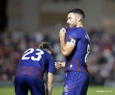 El centrocampista del Eldense hizo buena la pizarra de su equipo en una falta. Llegó a la carrera y conectó un disparo a la escuadra que fue imposible para el portero del Tenerife.
