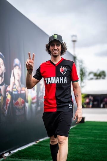 El piloto lleg車 al circuito con una camiseta de Newell?s Old Boys con el 10, camiseta que visti車 Diego Armando Maradona durante la temporada 1993/94.