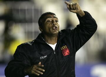 El ex jugador brasileño marcó una época importante en Vasco da Gama, Barcelona, PSV y la Selección de su país. Pero como entrenador no logró éxitos, en 2007 tomó las riendas del Vasco y terminó en la mitad de la tabla, salió sin dejar un grato recuerdo como DT.  