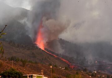 La erupción volcánica ayer (domingo 18) en los alrededores de Las Manchas, en El Paso (La Palma), después de que el complejo de la Cumbre Vieja acumulara miles de terremotos en la última semana, conforme el magma iba presionando el subsuelo en su ascenso. Las autoridades habían comenzado horas antes evacuar a las personas con problemas de movilidad en cuatro municipios.