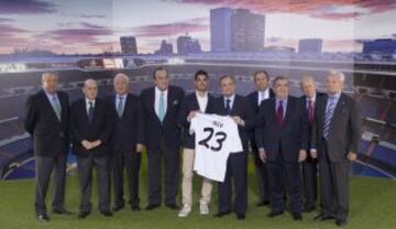 Isco acompañado de Florentino Pérez y la junta directiva.