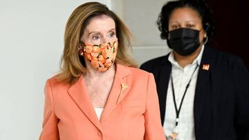 La presidenta de la C&aacute;mara de Representantes de los EE. UU., Nancy Pelosi, sale de una conferencia de prensa en el Capitolio en Washington, EE. UU. El 8 de octubre de 2020. 