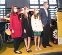 La Familia Real visita los coches de Carlos Sainz