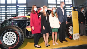 La Familia Real visita los coches de Carlos Sainz