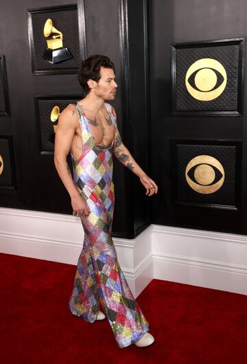 Harry Styles en la alfombra roja de los Grammy 2023.