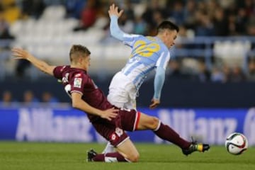 El centrocampista venezolano del Málaga Juan Pablo Añor "Juanpi" (d) trata de escapar del polaco Cezary Wilk, del Deportivo de La Coruña, durante el partido de vuelta de los dieciseisavos de final de la Copa del Rey que disputan esta noche en el estadio de La Rosaleda, en Málaga. 