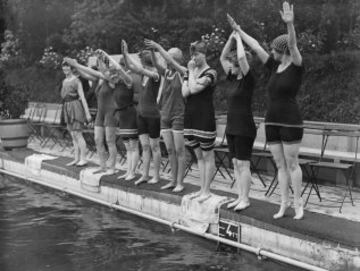 Primer baño del verano para este equipo de natación en 1917.
