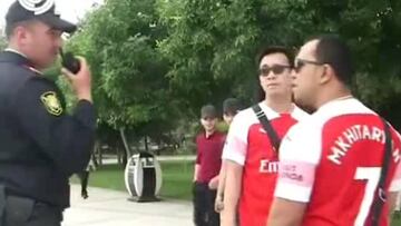 La policía de Azerbayán para a dos fans del Arsenal con camiseta de Mkhitaryan