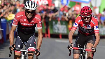 Alberto Contador y Chris Froome llegan juntos a la meta de Santo Toribio de Liébana.