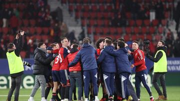 Los jugadores rojillos celebran el pase a semifinales de Copa.