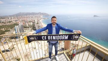 David Villa posa con la bufanda del CF Benidorm tras adquirir la propiedad del club.