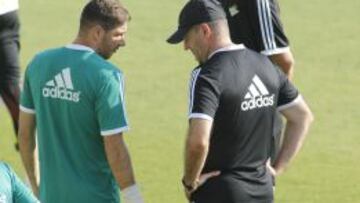 Pepe Mel (d) habla con Joaqu&iacute;n durante un entrenamiento del Betis.