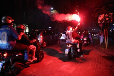 Aficionados del S. S. C. Napoli celebran por las calles de Nápoles la consecución del título de liga. De esta forma el conjunto italiano se proclamó campeón de la Serie A por cuarta vez en su historia.