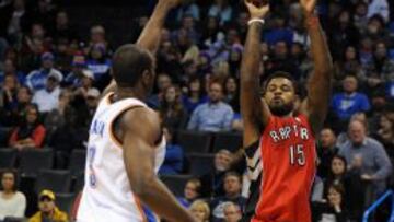 Amir Johnson (15) lanza a canasta ante la presencia de Serge Ibaka.