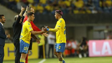 Álvaro Lemos entra en el terreno de juego para sustituir a Araújo.