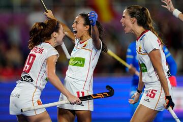 TERRASA, 10/07/2022.- Las jugadoras de la selección española, Begoña García, Marta Segú y Maialen Garcia, celebran el gol que ha dado la victoria al equipo español durante el encuentro correspondiente a los octavos de final de la Copa del Mundo de hockey hierba que han disputado el pasado domingo frente a la selección de la India en el Estadio Olímpico de Terrasa. EFE/ Enric Fontcuberta.
