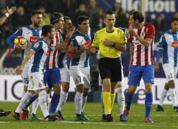 Protestas de Godín al árbitro Jaime Latre.