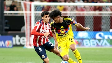 Guadalajara's US defender #37 Richard Ledezma and America's forward #12 Isaias Violante fight for the ball during the Liga MX Clausura tournament football match between Guadalajara and America at the Akron Stadium in Zapopan, Jalico state, Mexico on February 14, 2026. (Photo by Ulises Ruiz / AFP)