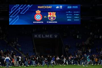 Invasión de campo de los seguidores del Espanyol cuando los jugadores del Barcelona celebraban el campeonato liguero.