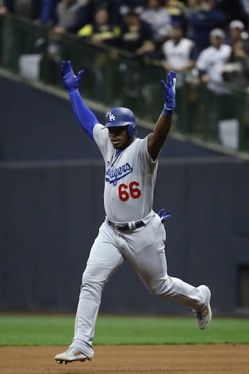 Yasiel Puig celebra su cuadrangular.