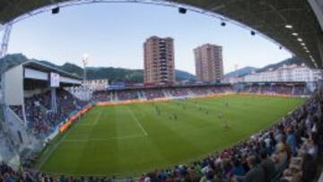 ESCENARIO DEL VIEJO FÚTBOLl. Ipurua mantiene las esencias del fútbol de siempre y el apoyo a un Eibar que se hace querer.