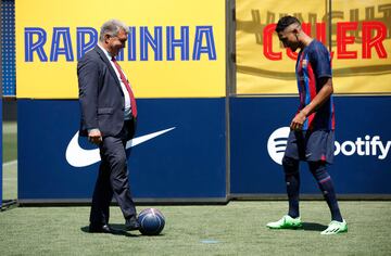 El extremo brasileño ha sido presentado como nuevo jugador del Barcelona junto a Joan Laporta en la Ciutat Esportiva Joan Gamper.