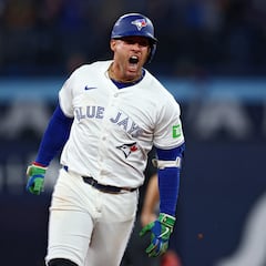 Fan de los Blue Jays vende la pelota del jonrón de Springer por 30 mil dólares