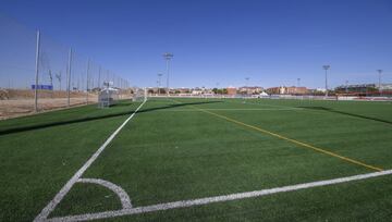 Así es el Centro Deportivo Wanda Alcalá de Henares, la nueva sede del conjunto rojiblanco situada al nordeste de Madrid. Varios equipos de su Academia comenzarán a entrenarse en estas nuevas instalaciones rojiblancas. En el recinto hay cuatro campos de fútbol-11 y otros más de fútbol-7. Se completa con una tienda oficial del club, una cafetería, gimnasio para los jugadores, una gran zona médica, oficinas para la Academia, aulas de estudio para los chicos y chicas y más de 30 vestuarios.