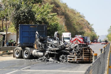 Los restos de un tráiler tras los bloqueos de carreteras y los ataques incendiarios llevados a cabo por miembros del crimen organizado.